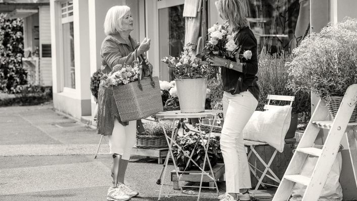 Christa kauft Blumen