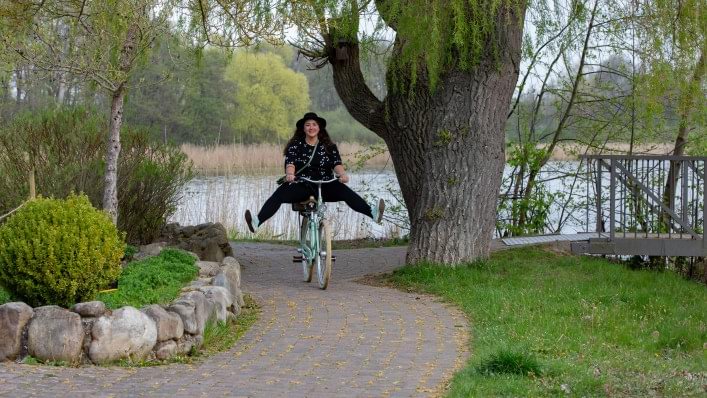 Klara-Maria mit ihren lymphatischen Kompressionsstrümpfe fährt Fahrrad.