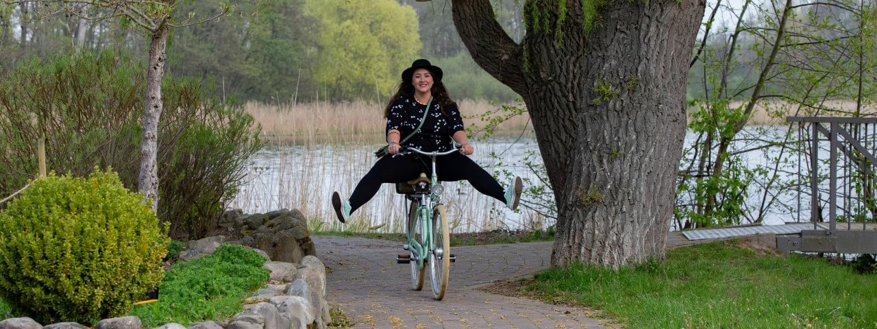 Klara-Maria mit ihren lymphatischen Kompressionsstrümpfen fährt Fahrrad.