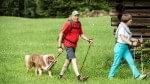 Christian Neureuther geht mit Rosi Mittermaier und Hund wandern